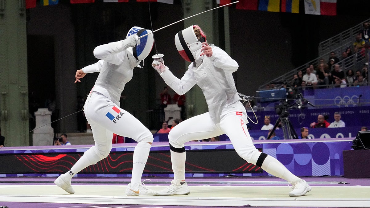 Ysaora Thibus competes in foil