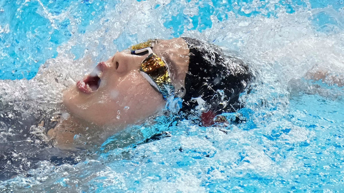 Yu Zidi on her back