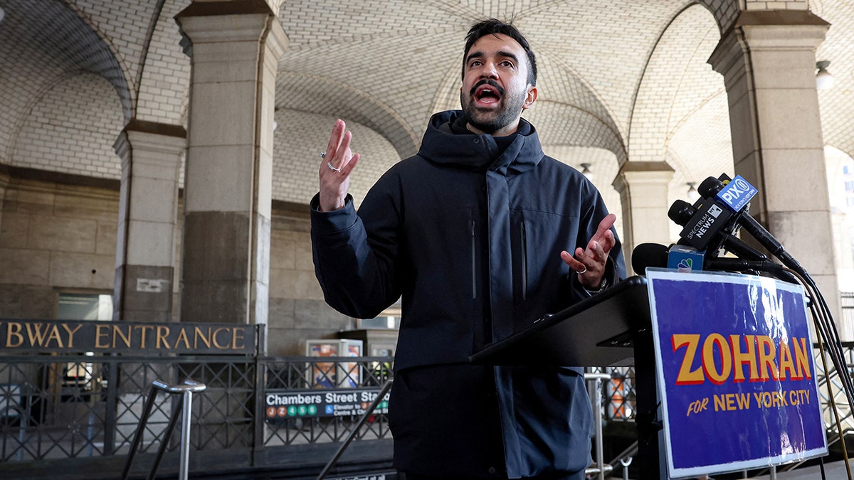 Johran Mamdani, prefeito da cidade de Nova York na estação de metrô