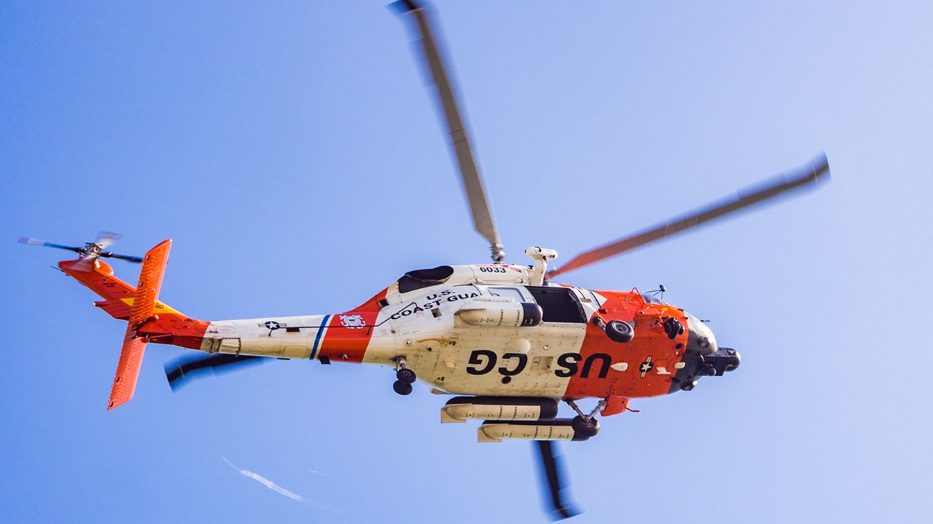 Helicóptero da Guarda Costeira cai durante missão de treinamento no Alasca, ferindo quatro tripulantes