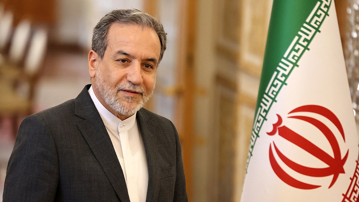 Iran berusaha memberi serangan jantung pada ekonomi global dengan menutup Selat Hormuz, kata menteri UAE