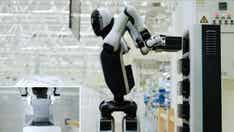 Humanoid robot swaps its own battery to work 24/7
