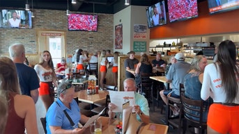 Seniors flock to new Hooters restaurant in Florida retirement paradise - Fox News