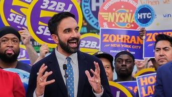 Democratic socialist NYC mayoral nominee yanked from podium while answering questions - Fox News