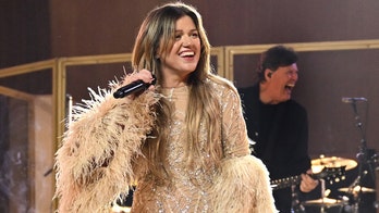 Kelly Clarkson brings 11-year-old daughter River Rose on stage during Las Vegas residency performance