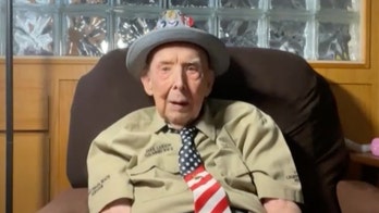 Viral 102-year-old WWII veteran has message about America: 'How lucky we all are'