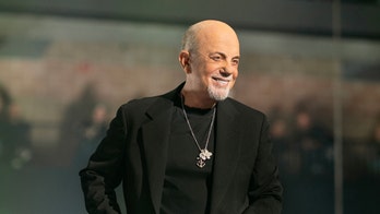 Billy Joel surprises NYC pedicab driver playing his iconic Manhattan anthem