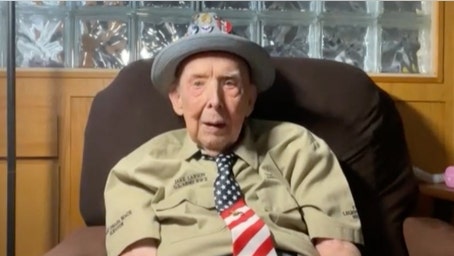 Viral 102-year-old WWII veteran has message about America: 'How lucky we all are'