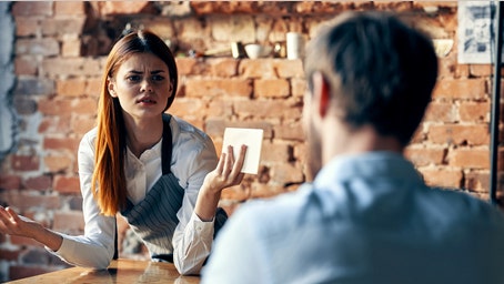 8 signs that you should leave a restaurant, experts say
