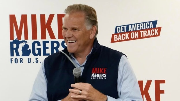 Ex-FBI agent clears key hurdle in political comeback bid