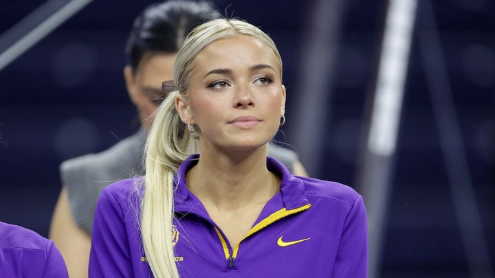 Olivia Dunne, LSU gymnasts work at Raising Cane's