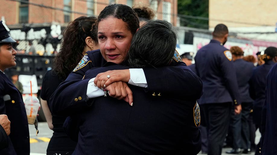 Os policiais de Nova York abraçam