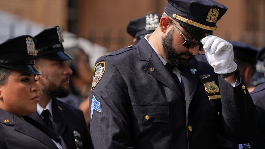 Os policiais de Nova York se reúnem fora da mesquita
