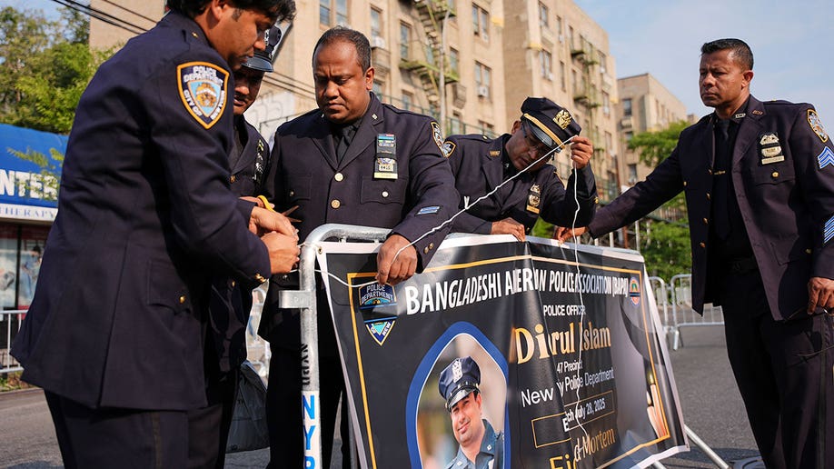Policiais de Nova York penduram um banner