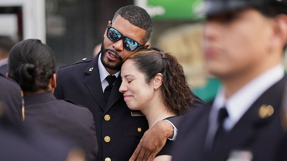 O policial de Nova York cumprimenta colegas