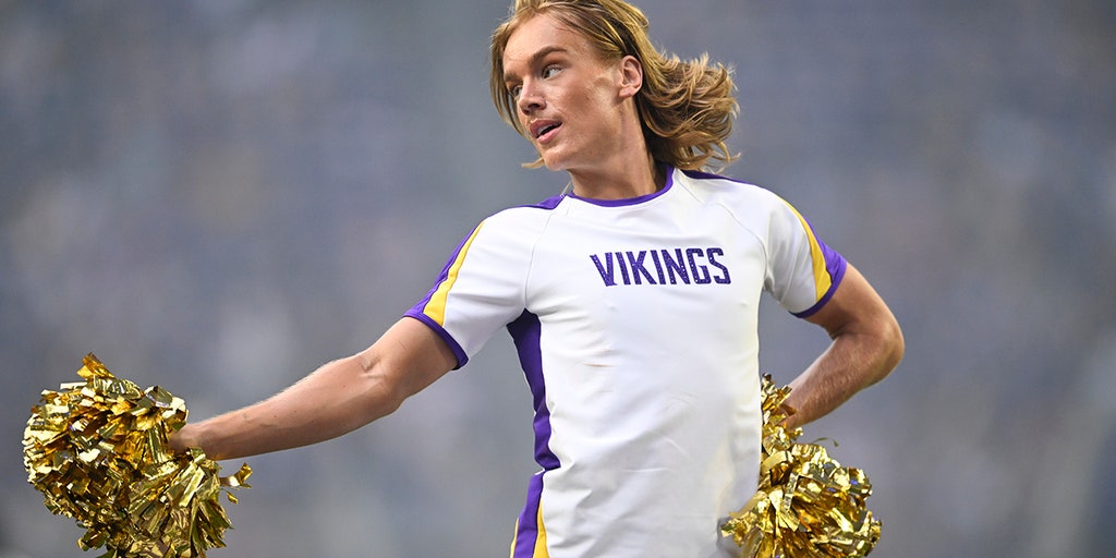 Vikings' male cheerleaders stir debate on social media | Fox News