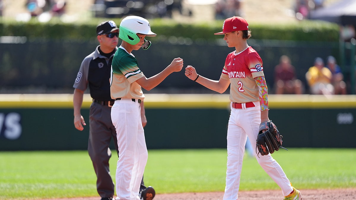 Tsai Yu-Ge stealing second base with Ethan Robertson nearby at Howard J. Lamade Stadium
