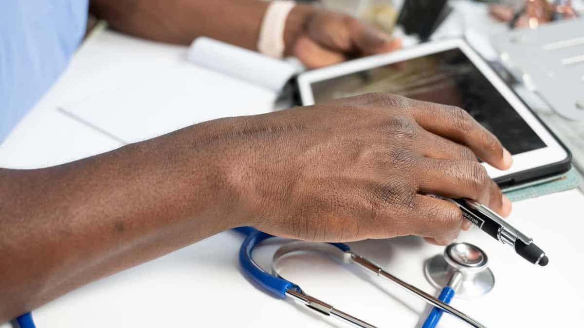 Um profissional de saúde usando um tablet. (Kurt "Cyberguy" Knutsson)