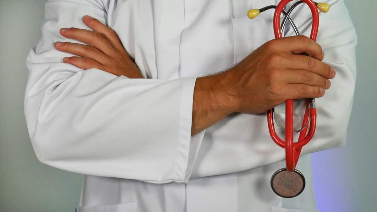 Um médico possui um estetoscópio. (Kurt "Cyberguy" Knutsson)