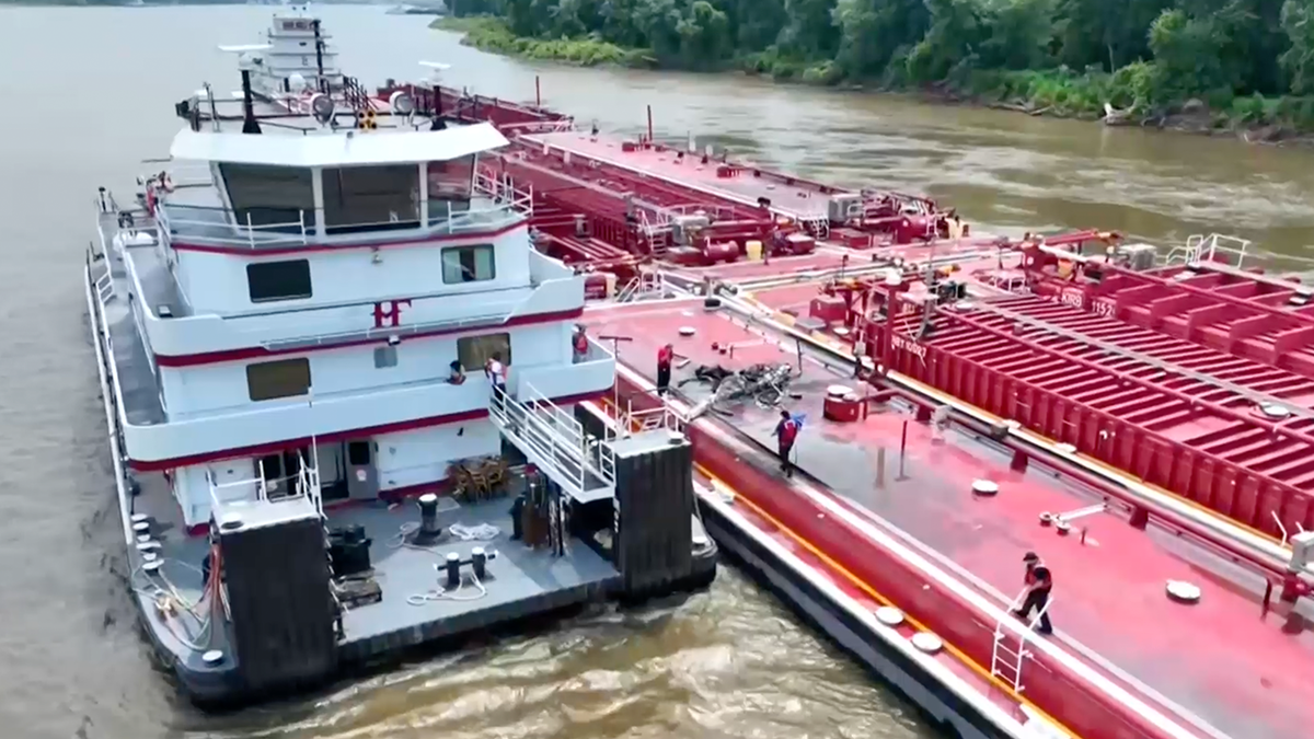 Um helicóptero colidiu com uma barcaça no rio Mississippi na quinta -feira, matando duas pessoas.