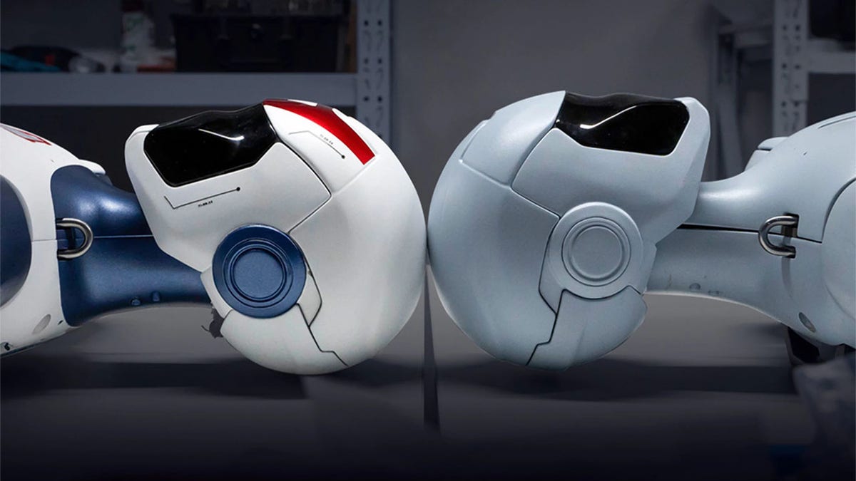 İki R1 insansı robot.