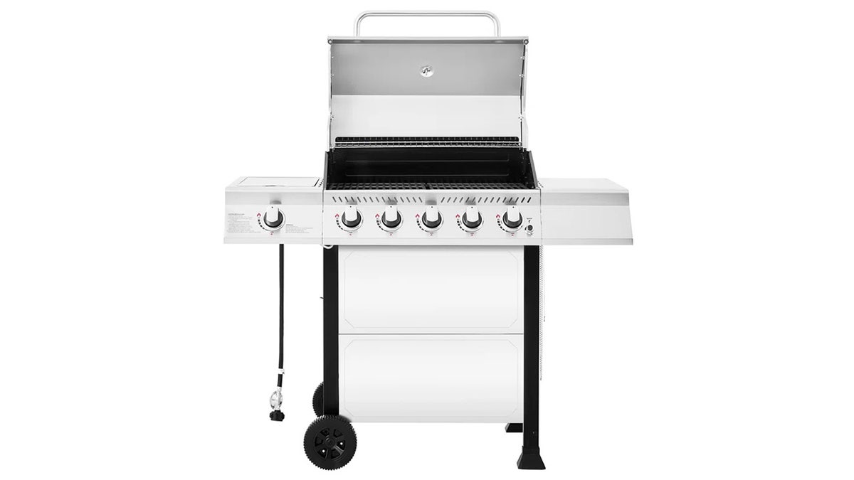 A rust-resistant grill that’s easy to clean. 