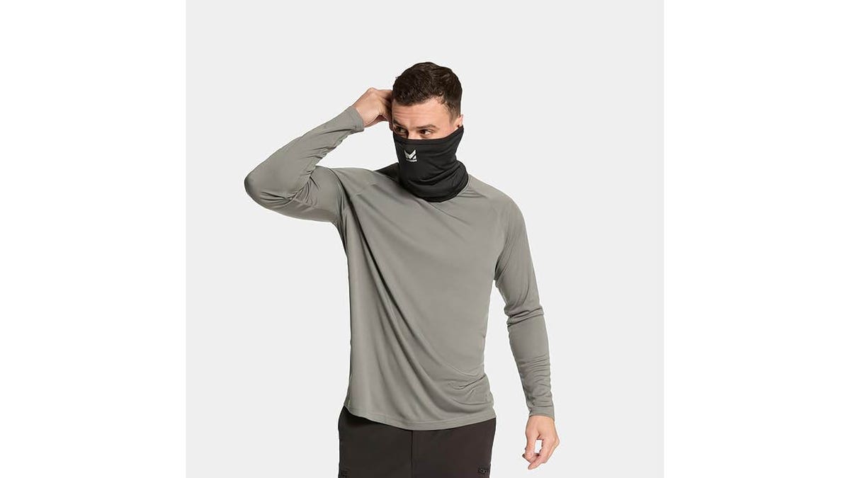 Protect your face from the cold when you use a gaiter.
