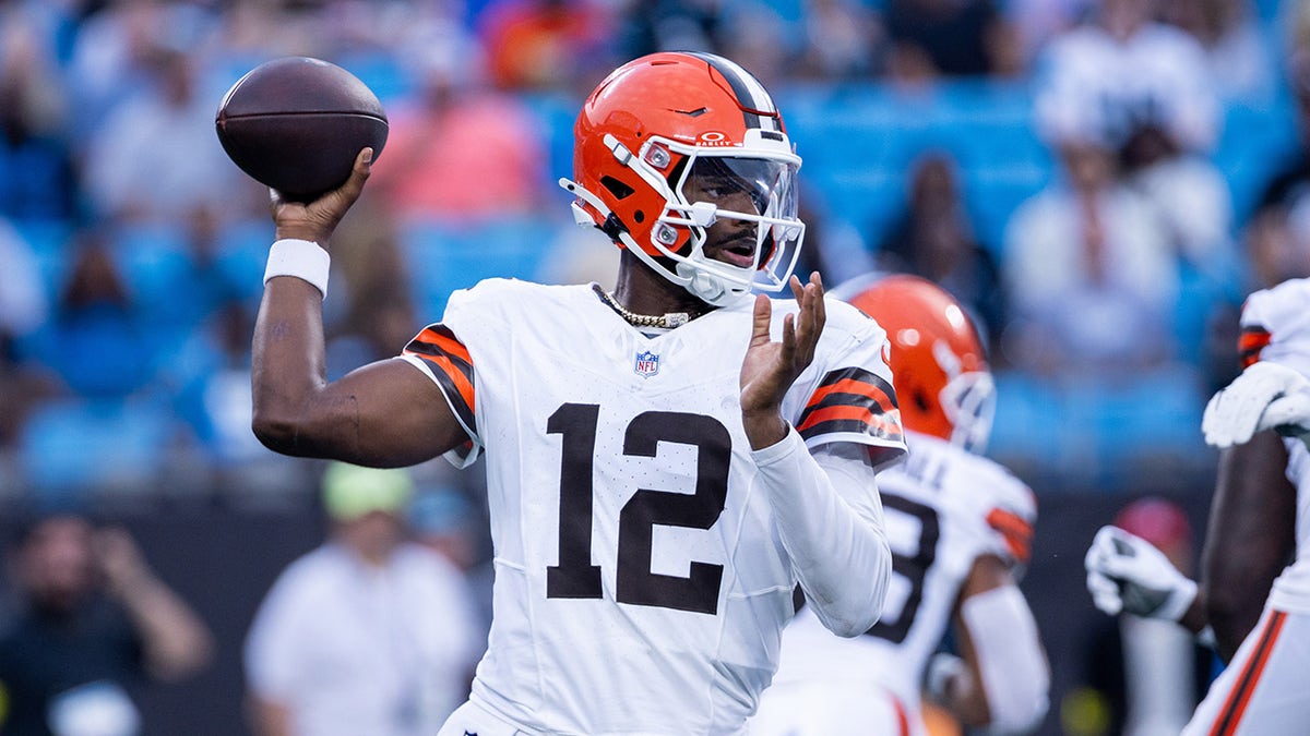 Shedeur Sanders throws football