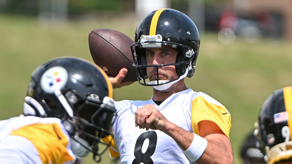 Aaron Rodgers throws ball at practice