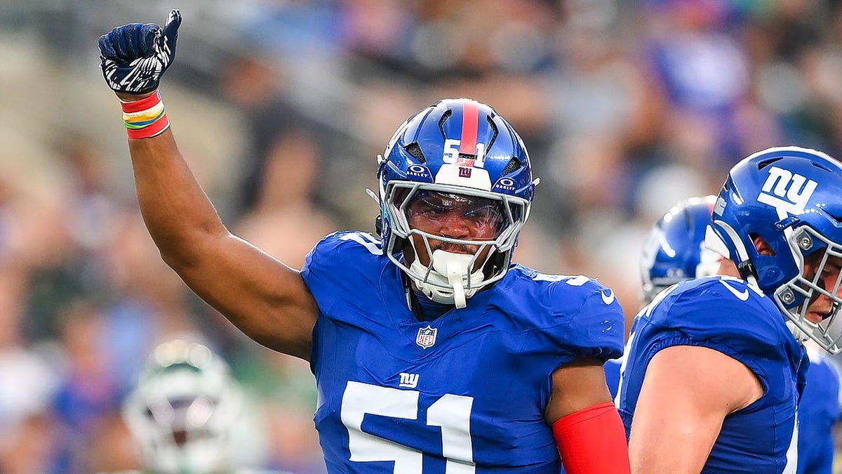 Abdul Carter raises hand during game