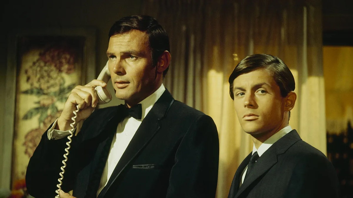 亞當·韋斯特(Adam West)和伯特·沃德(Burt Ward)按照燕尾服和羅賓(Batman)和羅賓(Robin)的燕尾服。