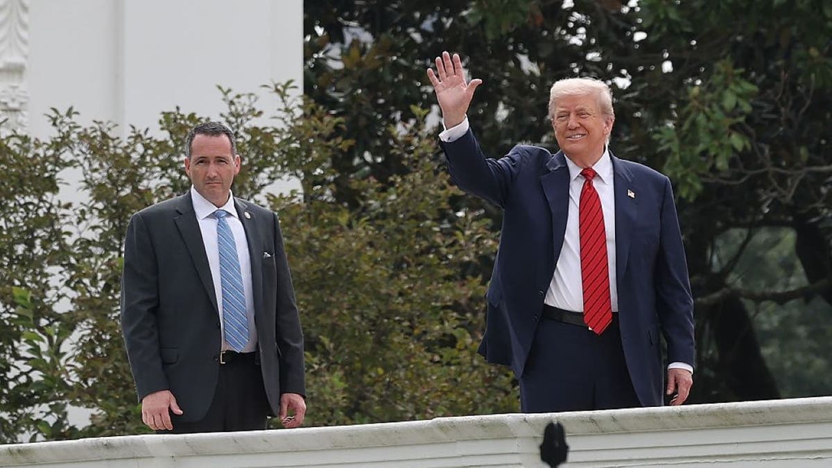 O presidente dos EUA, Donald Trump, apontou do teto da ala oeste da Casa Branca quando visitou Washington DC em 05 de agosto de 2025.