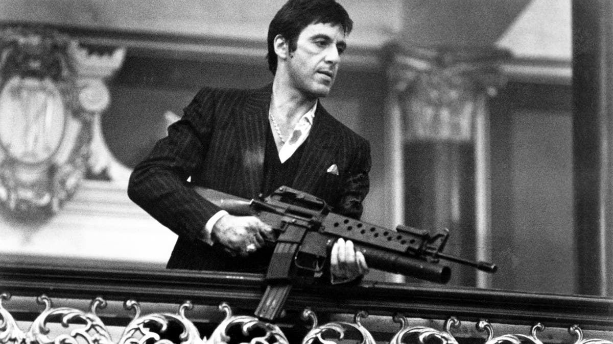 阿爾·帕西諾(Al Pacino)在電影的場景中拍攝 "瘢痕" 像托尼·蒙大拿州。