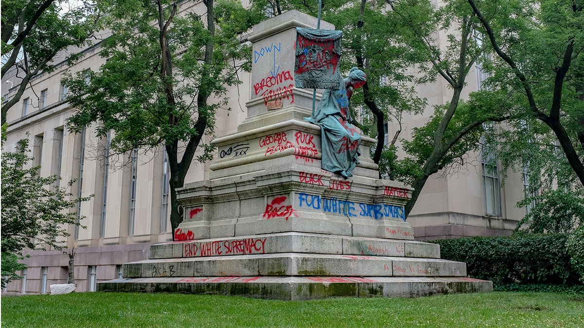 albert-pike-park-statue