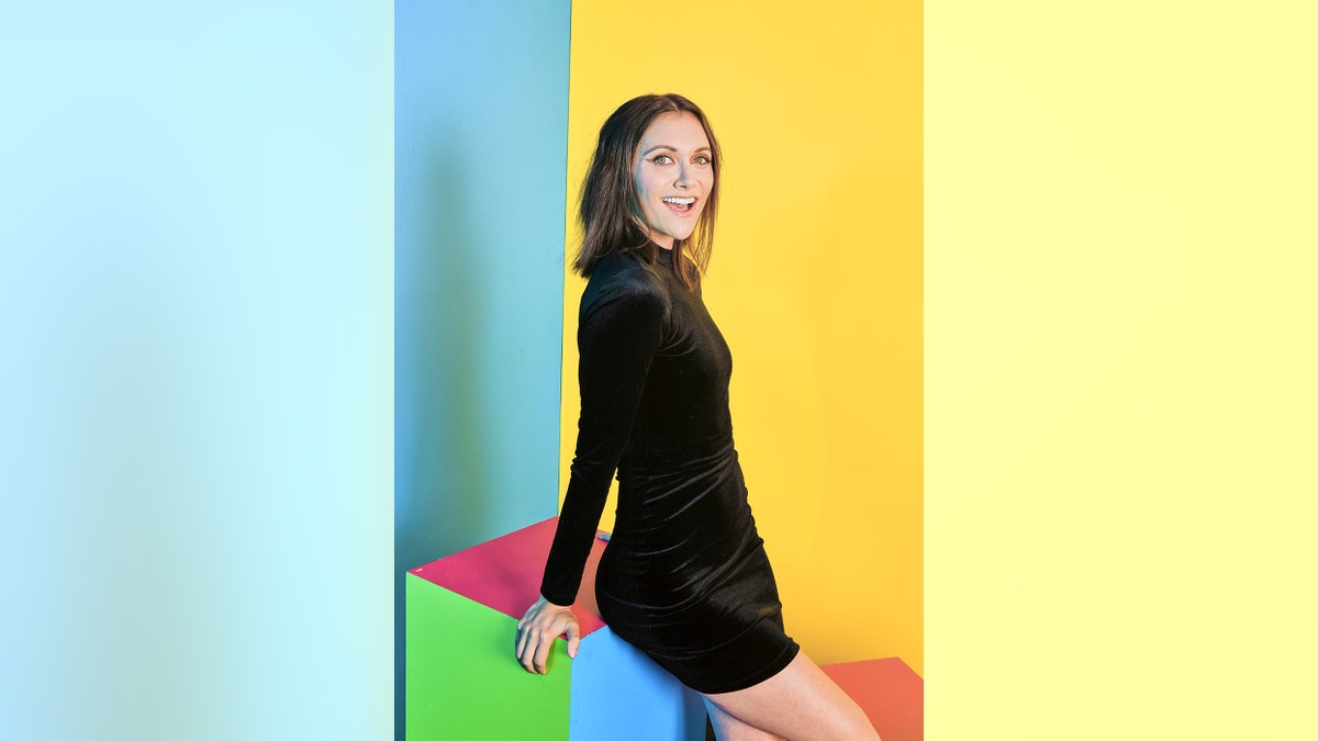 Alyon Stoner穿著長袖長裙子。