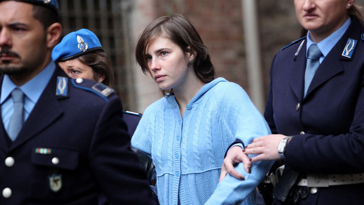 Amanda Knox being escorted by Italian authorities in 2010