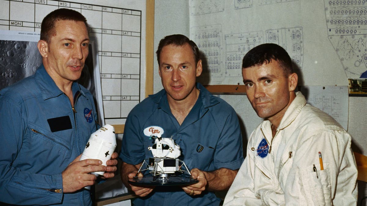Jim Loving dengan rekannya Two Astronauts Apollo 13