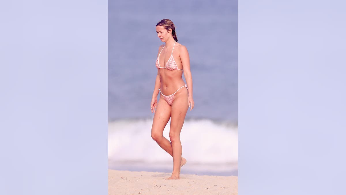 apple-martin-bikini-hamptons-scaled Apple Pal Martin Beach Day Pictures Mother Gwinet Paltro