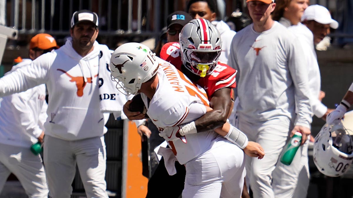 Arch Manning tackledd