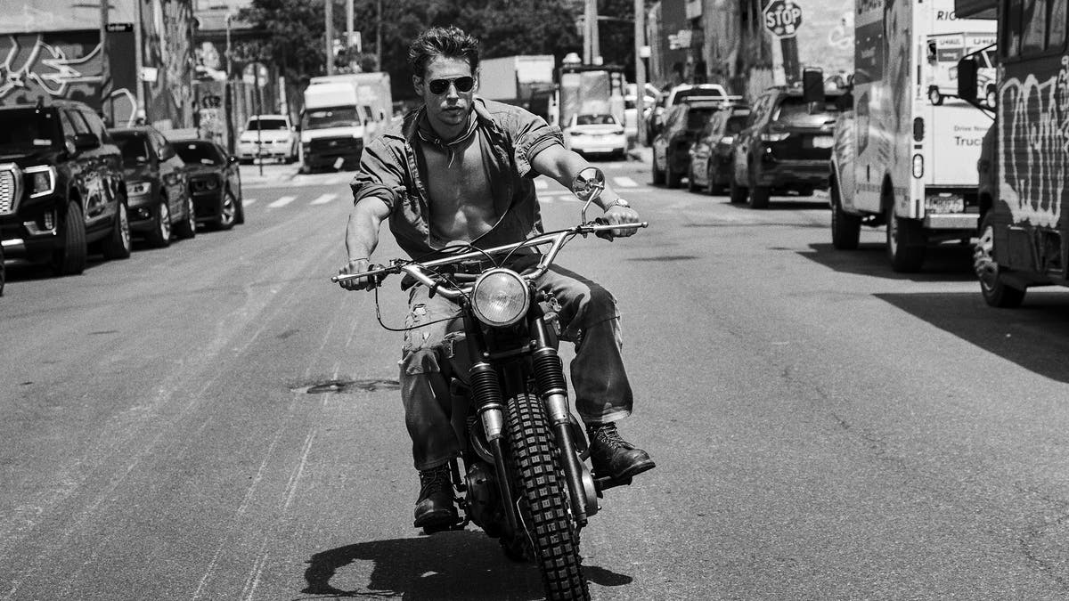 奧斯汀·巴特勒（Austin Butler）在騎摩托車的黑白照片中看到