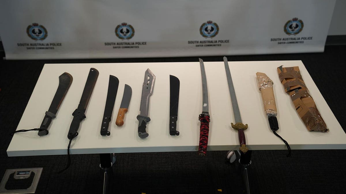Nažu un mačetu parādīšana, ko Austrālijā sagrāba policija