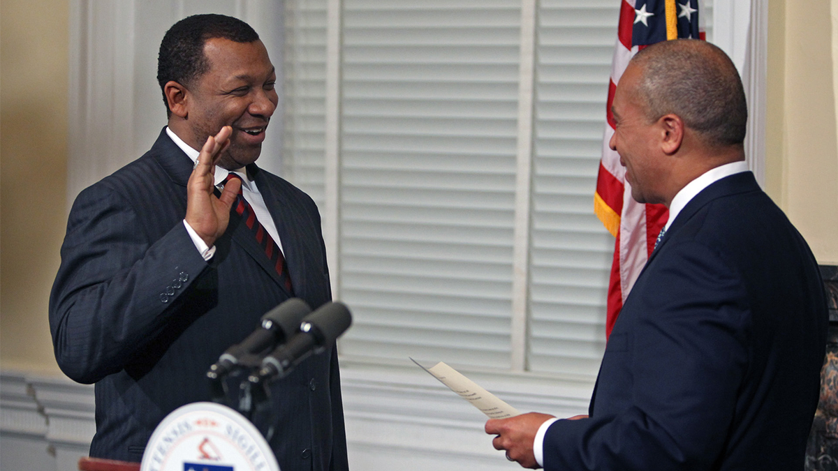 O governador Deval Patrick jurou em Steven Tomkins como xerife do condado na Casa do Estado na terça -feira, 22 de janeiro de 2013.