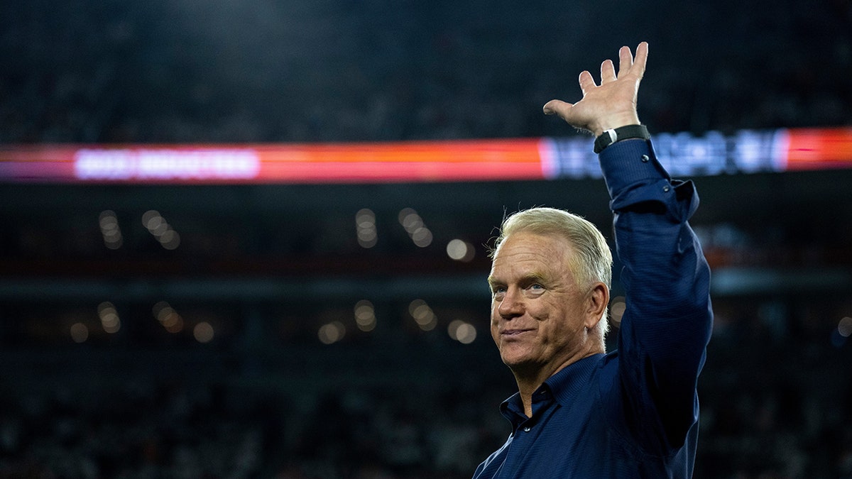 Boomer Esiason at a ceremony