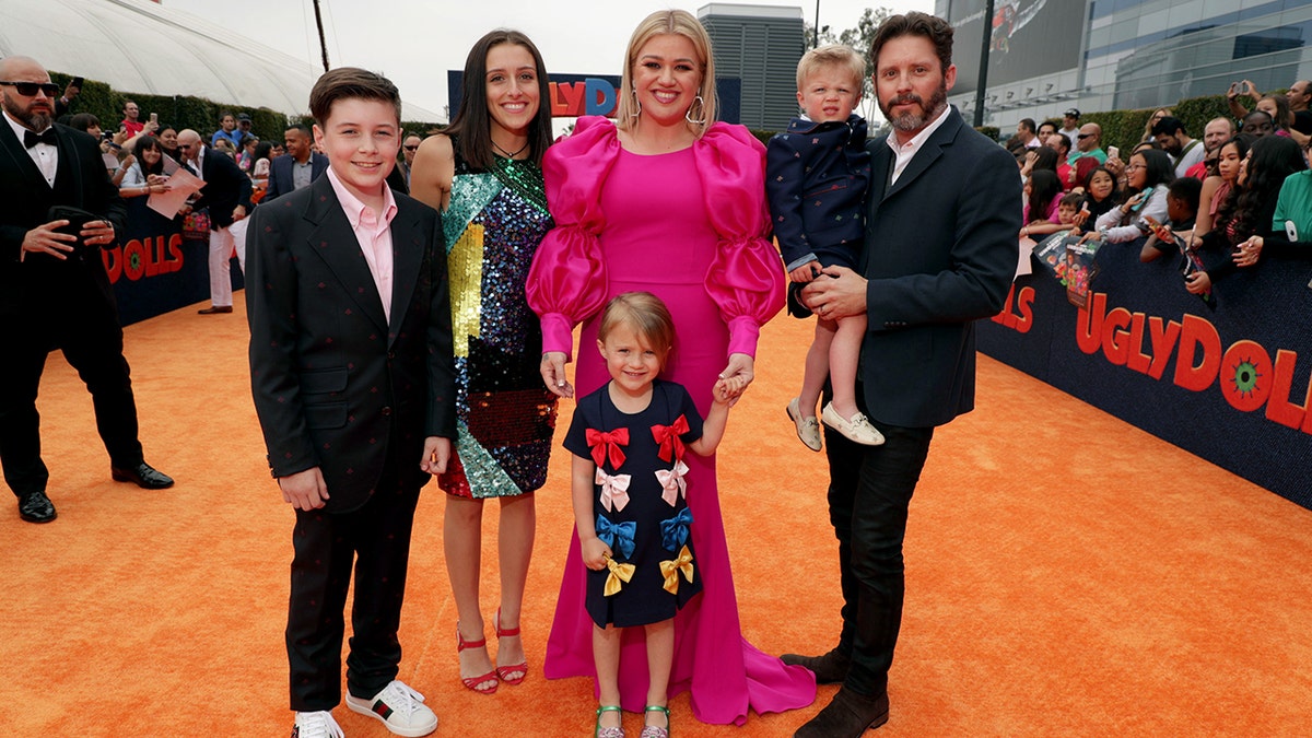 凱利·克拉克森(Kelly Clarkson)和她的前夫布蘭登·布萊克斯托克(Brandon Blackstock)在2019年的醜陋娃娃首映期間,與他們的孩子一起在紅地毯上。