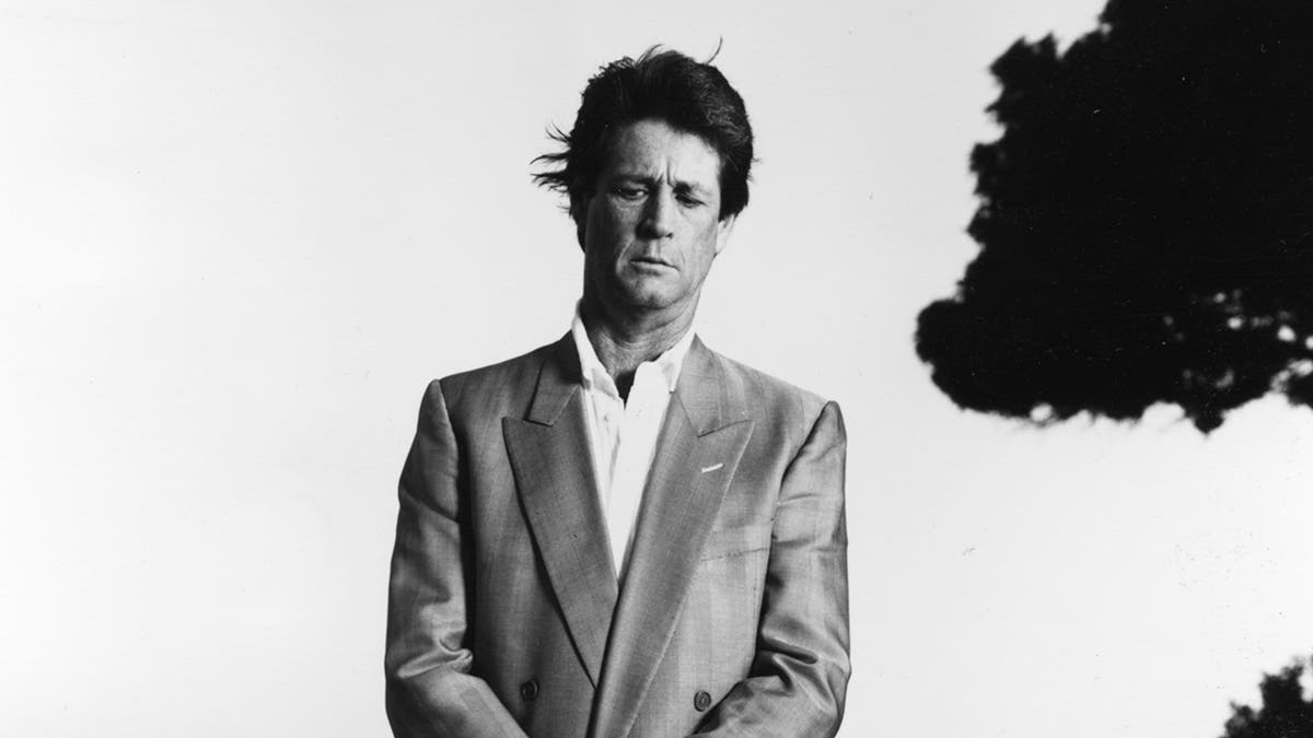布萊恩·威爾遜（Brian Wilson）閉著眼睛穿著西裝。