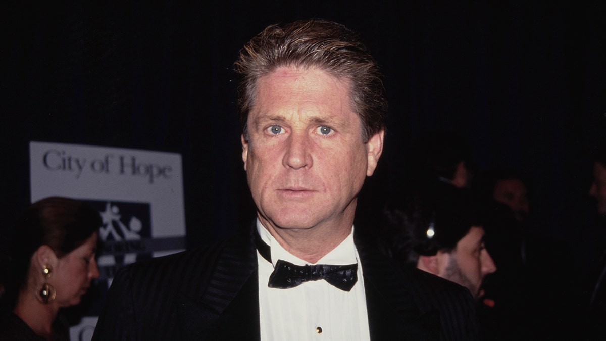 布萊恩·威爾遜（Brian Wilson）穿著燕尾服看上去很認真。