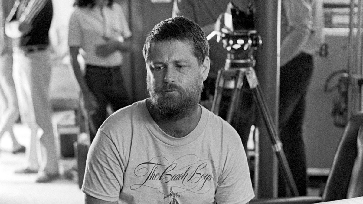 布萊恩·威爾遜（Brian Wilson）坐在舞台上，看上去很沮喪。