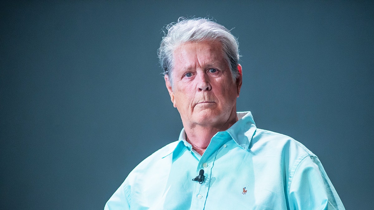 布萊恩·威爾遜（Brian Wilson）的特寫鏡頭穿著明亮的藍色襯衫。