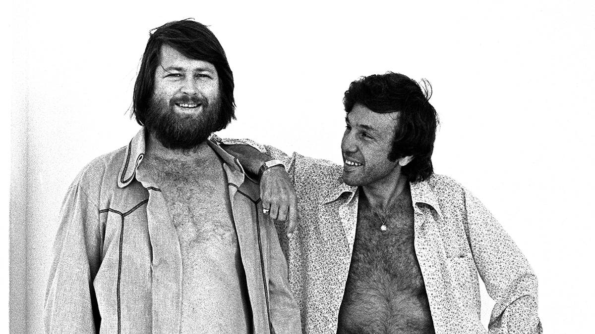 布萊恩·威爾遜（Brian Wilson）微笑著蘭迪（Landy）依靠他。