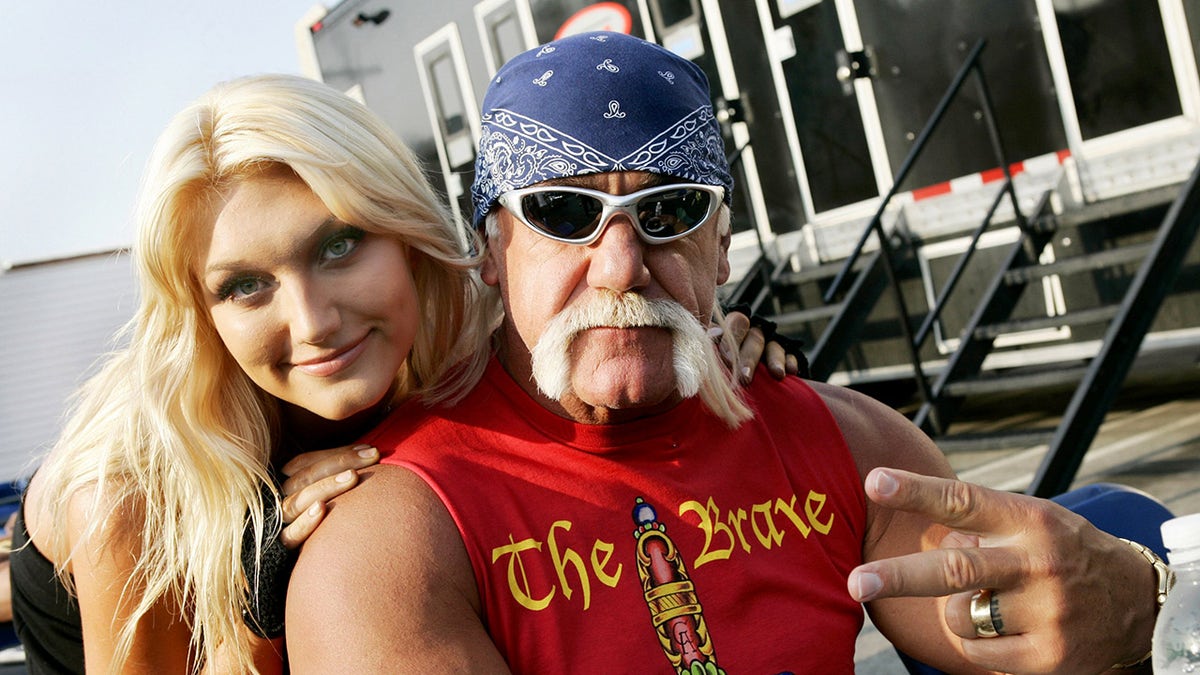 Brūka un Hulk Hogans pozē